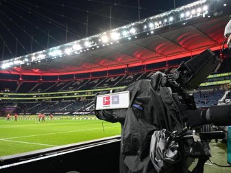 Eine Fernsehkamera ist vor einem Spiel auf das Spielfeld gerichtet. Foto: Arne Dedert/dpa Eine Fernsehkamera ist vor einem Spiel auf das Spielfeld gerichtet. Foto: Arne Dedert/dpa