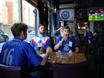 Chelsea-Fans sitzen vor dem Spiel im Pub. Foto: John Walton/PA Wire/dpa Chelsea-Fans sitzen vor dem Spiel im Pub. Foto: John Walton/PA Wire/dpa