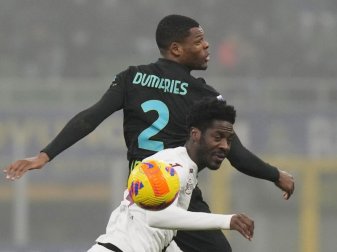 Denzel Dumfries (oben) von Inter Mailand und Ola Aina vom FC Turin im Zweikampf. Foto: Luca Bruno/AP/dpa Denzel Dumfries (oben) von Inter Mailand und Ola Aina vom FC Turin im Zweikampf. Foto: Luca Bruno/AP/dpa