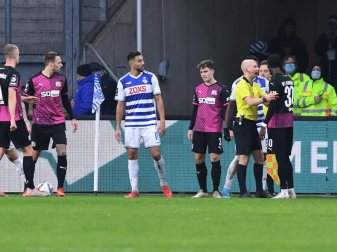 Osnabrücks Aaron Opoku (r) spricht mit Schiedsrichter Nicolas Winter nach rassistischen Beleidigungen von den Zuschauerrängen. Foto: Revierfoto/dpa Osnabrücks Aaron Opoku (r) spricht mit Schiedsrichter Nicolas Winter nach rassistischen Beleidigungen von den Zuschauerrängen. Foto: Revierfoto/dpa