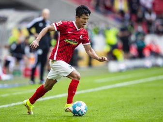 Freiburgs Woo-Yeong Jeong führt den Ball im Dribbling eng am Fuß. Foto: Tom Weller/dpa Freiburgs Woo-Yeong Jeong führt den Ball im Dribbling eng am Fuß. Foto: Tom Weller/dpa