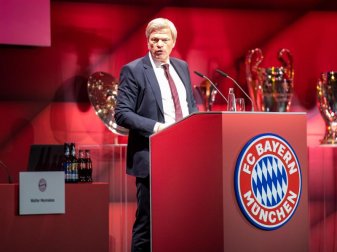 Oliver Kahn, Vorstandsvorsitzender der FC Bayern München AG, steht bei der Jahreshauptversammlung am Rednerpult. Foto: Ulrich Gamel/kolbert-press/dpa Oliver Kahn, Vorstandsvorsitzender der FC Bayern München AG, steht bei der Jahreshauptversammlung am Rednerpult. Foto: Ulrich Gamel/kolbert-press/dpa