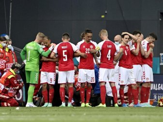 Yussuf Poulsen (M, Nr. 20) hatte mit seinen dänischen Teamkollegen bei der EM bange Minuten zu überstehen. Foto: Markku Ulander/Lehtikuva/dpa Yussuf Poulsen (M, Nr. 20) hatte mit seinen dänischen Teamkollegen bei der EM bange Minuten zu überstehen. Foto: Markku Ulander/Lehtikuva/dpa