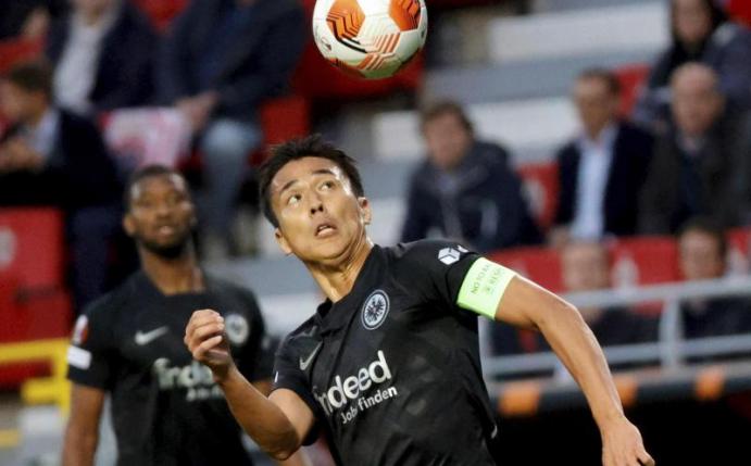 Soll seinen Vertrag bei der Eintracht verlängern: Makoto Hasebe. Foto: Olivier Matthys/AP/dpa