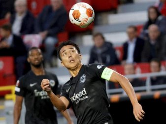 Soll seinen Vertrag bei der Eintracht verlängern: Makoto Hasebe. Foto: Olivier Matthys/AP/dpa Soll seinen Vertrag bei der Eintracht verlängern: Makoto Hasebe. Foto: Olivier Matthys/AP/dpa