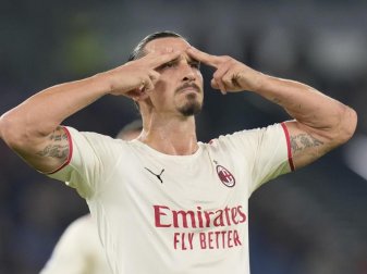 Alter schützt vor Toren nicht: Auch mit 40 zeigt sich Altstar Zlatan Ibrahimovic treffsicher. Foto: Gregorio Borgia/AP/dpa Alter schützt vor Toren nicht: Auch mit 40 zeigt sich Altstar Zlatan Ibrahimovic treffsicher. Foto: Gregorio Borgia/AP/dpa