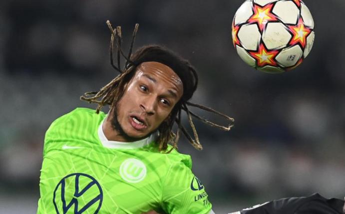 Wurde nach dem Sommer 2020 zum zweiten Mal positiv auf das Coronavirus getestet: Kevin Mbabu vom VfL Wolfsburg. Foto: Swen Pförtner/dpa
