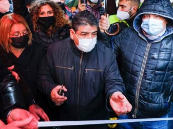 Hugo Maradona (M) bei der Wiedereröffnung einer Einkaufsstraße in Neapel. Der Bruder von Diego Maradona ist im Alter von 52 Jahren gestorben. Foto: Fabio Sasso/LaPresse/AP/dpa Hugo Maradona (M) bei der Wiedereröffnung einer Einkaufsstraße in Neapel. Der Bruder von Diego Maradona ist im Alter von 52 Jahren gestorben. Foto: Fabio Sasso/LaPresse/AP/dpa