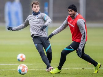 Lukas Klünter (l) und Ishak Belfodil beim Hertha-Training. Foto: Andreas Gora/dpa Lukas Klünter (l) und Ishak Belfodil beim Hertha-Training. Foto: Andreas Gora/dpa
