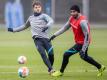 Lukas Klünter (l) und Ishak Belfodil beim Hertha-Training. Foto: Andreas Gora/dpa