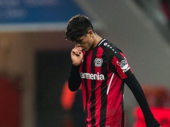 Wurde positiv auf das Coronavirus geestet: Leverkusens Piero Hincapie verlässt. Foto: Marius Becker/dpa Wurde positiv auf das Coronavirus geestet: Leverkusens Piero Hincapie verlässt. Foto: Marius Becker/dpa