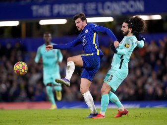 Chelseas Mason Mount (l) in Aktion gegen Marc Cucurella von Brighton. Foto: Adam Davy/PA Wire/dpa Chelseas Mason Mount (l) in Aktion gegen Marc Cucurella von Brighton. Foto: Adam Davy/PA Wire/dpa