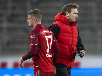 Vor dem Absprung beim FC Bayern: Michael Cuisance (l) geht an Trainer Nagelsmann vorbei. Foto: Tom Weller/dpa Vor dem Absprung beim FC Bayern: Michael Cuisance (l) geht an Trainer Nagelsmann vorbei. Foto: Tom Weller/dpa