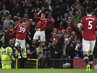 Cristiano Ronaldo (M) jubelt nach seinem Tor zum 3:0 für Manchester United. Foto: Rui Vieira/AP/dpa Cristiano Ronaldo (M) jubelt nach seinem Tor zum 3:0 für Manchester United. Foto: Rui Vieira/AP/dpa