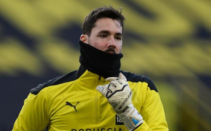 Den auf die Tribüne verbannten einstigen Stammtorhüter Roman Bürki würde der BVB aus Kostengründen gern schon im Winter abgeben. Foto: Bernd Thissen/dpa