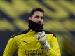 Den auf die Tribüne verbannten einstigen Stammtorhüter Roman Bürki würde der BVB aus Kostengründen gern schon im Winter abgeben. Foto: Bernd Thissen/dpa