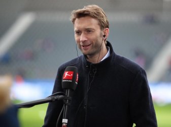 Bayer Leverkusens Sportdirektor Simon Rolfes rechnet wegen der vielen Corona-Fälle mit einem turbulenten Winter. Foto: Andreas Gora/dpa Bayer Leverkusens Sportdirektor Simon Rolfes rechnet wegen der vielen Corona-Fälle mit einem turbulenten Winter. Foto: Andreas Gora/dpa