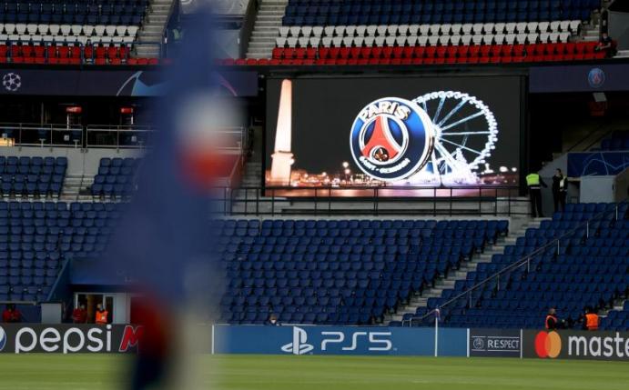 Das Logo des französischen Vereins wird im Stadion auf einer Videoleinwand gezeigt. Foto: Jan Woitas/dpa