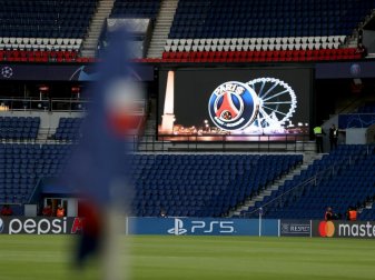 Das Logo des französischen Vereins wird im Stadion auf einer Videoleinwand gezeigt. Foto: Jan Woitas/dpa Das Logo des französischen Vereins wird im Stadion auf einer Videoleinwand gezeigt. Foto: Jan Woitas/dpa