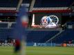 Das Logo des französischen Vereins wird im Stadion auf einer Videoleinwand gezeigt. Foto: Jan Woitas/dpa