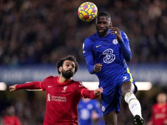 Antonio Rüdiger (r) vom FC Chelsea ist vor dem Liverpooler Mohamed Salah am Ball. Foto: Adam Davy/PA Wire/dpa Antonio Rüdiger (r) vom FC Chelsea ist vor dem Liverpooler Mohamed Salah am Ball. Foto: Adam Davy/PA Wire/dpa