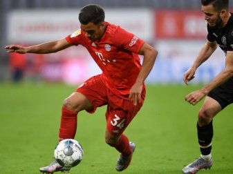 Wechselt zu Dynamo Dresden: Oliver Batista-Meier (l) im Einsatz für den FC Bayern. Foto: Christof Stache/AFP/Pool/dpa Wechselt zu Dynamo Dresden: Oliver Batista-Meier (l) im Einsatz für den FC Bayern. Foto: Christof Stache/AFP/Pool/dpa