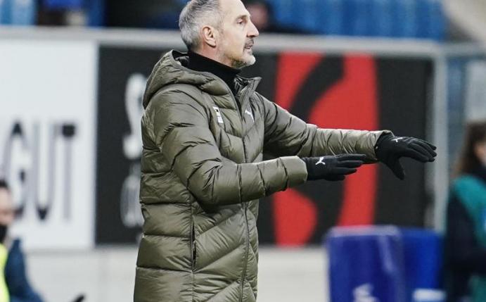 Will seinen Spielern das Reisen nicht verbieten: Gladbach-Coach Adi Hütter. Foto: Uwe Anspach/dpa