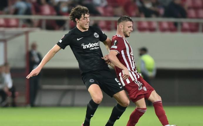 Eintracht Frankfurt: Kommt im Winter ein neuer Linksverteidiger?