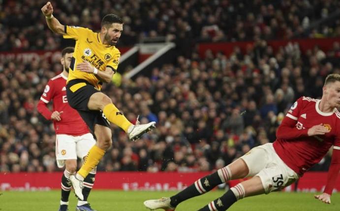 Joao Moutinho (l) schoss die Wolverhampton Wanderers in Old Trafford zum Sieg. Foto: Dave Thompson/AP/dpa