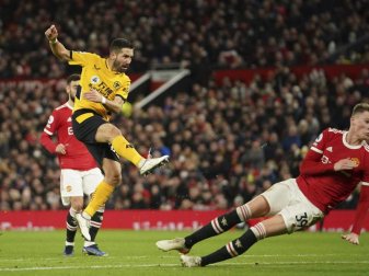 Joao Moutinho (l) schoss die Wolverhampton Wanderers in Old Trafford zum Sieg. Foto: Dave Thompson/AP/dpa Joao Moutinho (l) schoss die Wolverhampton Wanderers in Old Trafford zum Sieg. Foto: Dave Thompson/AP/dpa