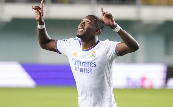 Musste sich erst einmal an die Essenszeiten in Spanien gewöhnen: Ex-Bayern-Profi David Alaba. Foto: Sergei Grits/AP/dpa