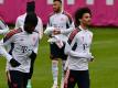 Bayerns Dayot Upamecano (l.) und Leroy Sane haben Corona