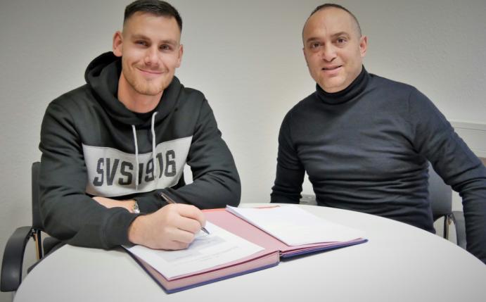 Neuzugang Dario Dumic (l.) bei der Unterschrift