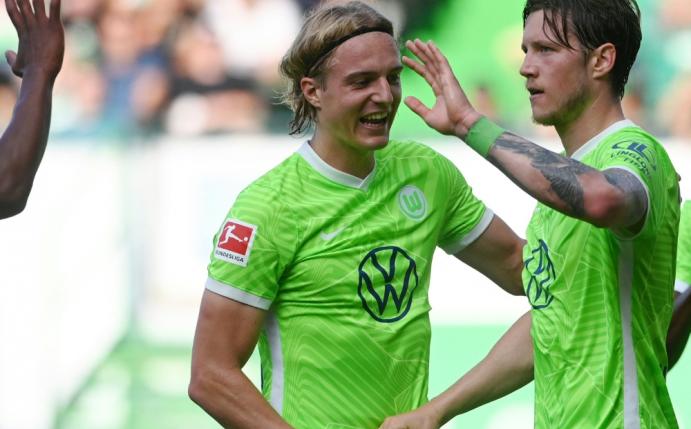 Wolfsburgs Wout Weghorst (r.) trifft im Test dreifach