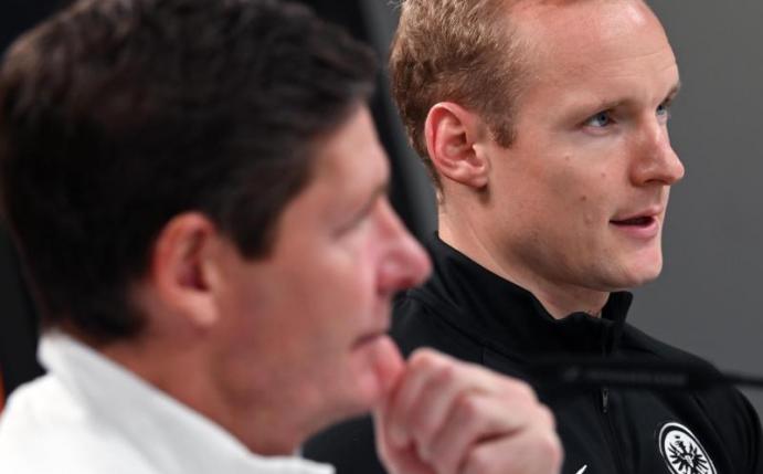 Vertraut auf die Fähigkeiten seines Trainers: Frankfurts Sebastian Rode (r.) neben Coach Oliver Glasner. Foto: Arne Dedert/dpa