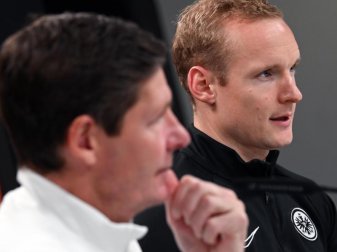Vertraut auf die Fähigkeiten seines Trainers: Frankfurts Sebastian Rode (r.) neben Coach Oliver Glasner. Foto: Arne Dedert/dpa Vertraut auf die Fähigkeiten seines Trainers: Frankfurts Sebastian Rode (r.) neben Coach Oliver Glasner. Foto: Arne Dedert/dpa