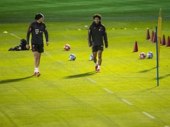 Leon Goretzka (l) und Serge Gnabry trainieren zum Trainingsstart des FC Bayern im neuen Jahr. Foto: Peter Kneffel/dpa Leon Goretzka (l) und Serge Gnabry trainieren zum Trainingsstart des FC Bayern im neuen Jahr. Foto: Peter Kneffel/dpa