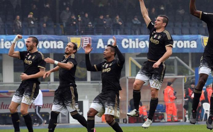 Gonzalo Higuain (l) köpft zum 1:0 für Neapel im Spiel gegen Empoli ein. Foto: Ciro Fusco
