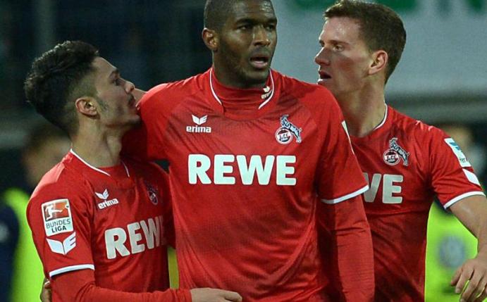 Kölns Anthony Modeste (M) bejubelt seinen Treffer zum 1:1 gegen den VfL Wolfsburg mit Leonardo Bittencourt (l) und Simon Zoller. Foto: Peter Steffen