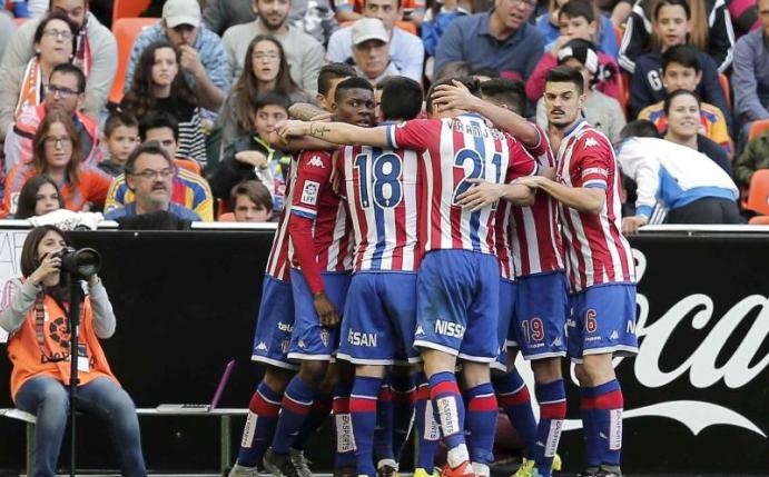 Die Spieler von Sporting Gijon feiern das 1:0 gegen den FC Valencia. Foto: Manuel Bruque(Manuel Bruque)