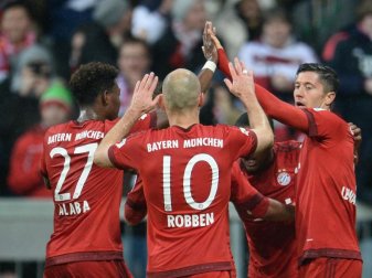 Die Spieler des FC Bayern München feiern mit dem Torschützen Robert Lewandowski (r) dessen Treffer. Foto: Andreas Gebert Die Spieler des FC Bayern München feiern mit dem Torschützen Robert Lewandowski (r) dessen Treffer. Foto: Andreas Gebert
