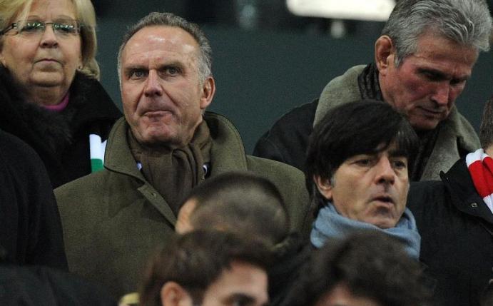 Laut Bayerns Vorstandsvorsitzendem Karl-Heinz Rummenigge (l) wird es keinen Transfer geben. Foto: Marius Becker