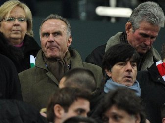 Laut Bayerns Vorstandsvorsitzendem Karl-Heinz Rummenigge (l) wird es keinen Transfer geben. Foto: Marius Becker Laut Bayerns Vorstandsvorsitzendem Karl-Heinz Rummenigge (l) wird es keinen Transfer geben. Foto: Marius Becker