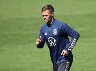 Der Münchner wärmt sich zu Beginn eines Trainings der Nationalmannschaft auf. Foto: Tom Weller/dpa Der Münchner wärmt sich zu Beginn eines Trainings der Nationalmannschaft auf. Foto: Tom Weller/dpa
