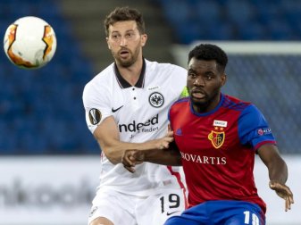 Fürth holt Afimico Pululu (r) aus Basel. Foto: Georgios Kefalas/KEYSTONE/dpa