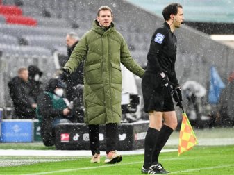 Münchens Cheftrainer Julian Nagelsmann (l) reagiert an der Seitenlinie. Foto: Sven Hoppe/dpa