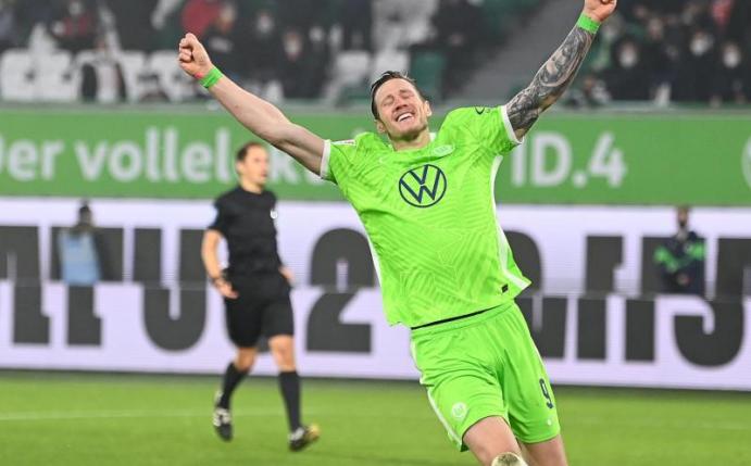 Wolfsburgs Wout Weghorst jubelt nach seinem Tor. Foto: Swen Pförtner/dpa