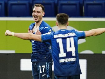 Hoffenheims David Raum (l) zeigt nach seinem Tor zum 3:1 sein neues Tattoo. Foto: Uwe Anspach/dpa Hoffenheims David Raum (l) zeigt nach seinem Tor zum 3:1 sein neues Tattoo. Foto: Uwe Anspach/dpa