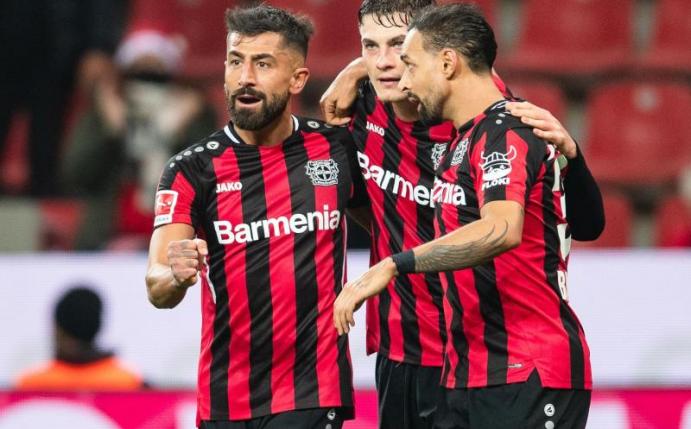 Patrik Schick (M) will mit Leverkusen in die Champions League. Foto: Marius Becker/dpa