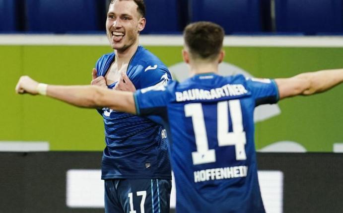 Hoffenheims Torschütze David Raum (l) jubelt mit Christoph Baumgartner über das Tor zum 3:1 gegen Augsburg. Foto: Uwe Anspach/dpa